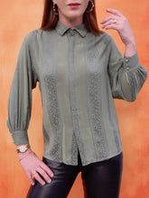 Charger l'image dans la galerie, Chemisier vintage Lina - Broderies Paisley. 100 % Soie. Taille XS, 34, 36. Made in France.