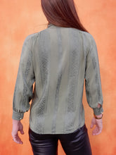 Charger l'image dans la galerie, Chemisier vintage Lina - Broderies Paisley. 100 % Soie. Taille XS, 34, 36. Made in France.