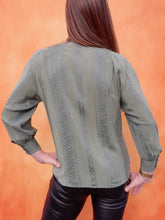 Charger l'image dans la galerie, Chemisier vintage Lina - Broderies Paisley. 100 % Soie. Taille XS, 34, 36. Made in France.