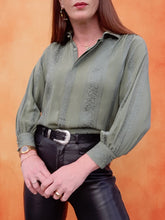 Charger l'image dans la galerie, Chemisier vintage Lina - Broderies Paisley. 100 % Soie. Taille XS, 34, 36. Made in France.
