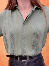 Charger l'image dans la galerie, Chemisier vintage Lina - Broderies Paisley. 100 % Soie. Taille XS, 34, 36. Made in France.