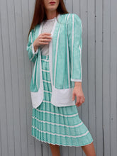 Charger l'image dans la galerie, Ensemble vintage Gyna - Jupe plissée & Veste fine à rayures fleuries et irisées. Taille L, 40, 42. Made in France