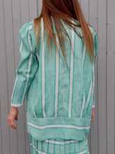 Charger l'image dans la galerie, Ensemble vintage Gyna - Jupe plissée & Veste fine à rayures fleuries et irisées. Taille L, 40, 42. Made in France