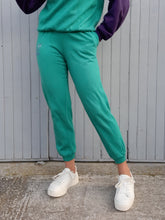 Charger l'image dans la galerie, Survêtement vintage Floria - Sweat-shirt et jogging Adidas. Vert et violet. Taille S, 36, 38.