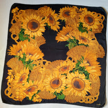 Charger l'image dans la galerie, Carré de soie Estelle - Chanel. Tournesols, logo et chaines. 95 X 90. Bleu marine