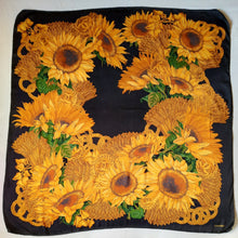 Charger l'image dans la galerie, Carré de soie Estelle - Chanel. Tournesols, logo et chaines. 95 X 90. Bleu marine