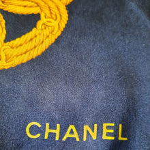 Charger l'image dans la galerie, Carré de soie Estelle - Chanel. Tournesols, logo et chaines. 95 X 90. Bleu marine