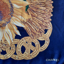Charger l'image dans la galerie, Carré de soie Estelle - Chanel. Tournesols, logo et chaines. 95 X 90. Bleu marine