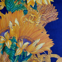 Charger l'image dans la galerie, Carré de soie Estelle - Chanel. Tournesols, logo et chaines. 95 X 90. Bleu marine