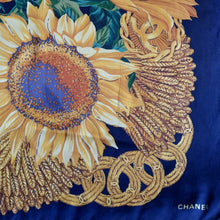 Charger l'image dans la galerie, Carré de soie Estelle - Chanel. Tournesols, logo et chaines. 95 X 90. Bleu marine