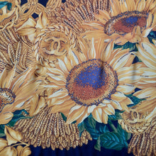 Charger l'image dans la galerie, Carré de soie Estelle - Chanel. Tournesols, logo et chaines. 95 X 90. Bleu marine