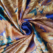 Charger l'image dans la galerie, Carré de soie Estelle - Chanel. Tournesols, logo et chaines. 95 X 90. Bleu marine