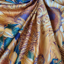 Charger l'image dans la galerie, Carré de soie Estelle - Chanel. Tournesols, logo et chaines. 95 X 90. Bleu marine