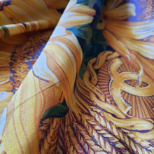 Charger l'image dans la galerie, Carré de soie Estelle - Chanel. Tournesols, logo et chaines. 95 X 90. Bleu marine