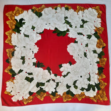Charger l'image dans la galerie, Carré de soie Jackie - Chanel. 94 X 92. Roses blanches & chaîne de cœurs à logo.