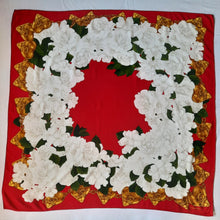 Charger l'image dans la galerie, Carré de soie Jackie - Chanel. 94 X 92. Roses blanches & chaîne de cœurs à logo.