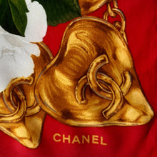 Charger l'image dans la galerie, Carré de soie Jackie - Chanel. 94 X 92. Roses blanches & chaîne de cœurs à logo.