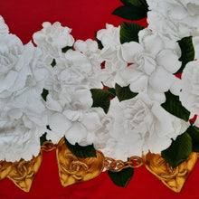 Charger l'image dans la galerie, Carré de soie Jackie - Chanel. 94 X 92. Roses blanches & chaîne de cœurs à logo.