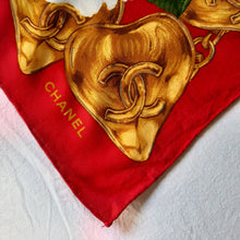Charger l'image dans la galerie, Carré de soie Jackie - Chanel. 94 X 92. Roses blanches & chaîne de cœurs à logo.