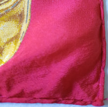 Charger l'image dans la galerie, Carré de soie Jackie - Chanel. 94 X 92. Roses blanches & chaîne de cœurs à logo.