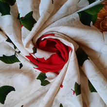 Charger l'image dans la galerie, Carré de soie Jackie - Chanel. 94 X 92. Roses blanches & chaîne de cœurs à logo.