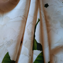 Charger l'image dans la galerie, Carré de soie Jackie - Chanel. 94 X 92. Roses blanches & chaîne de cœurs à logo.