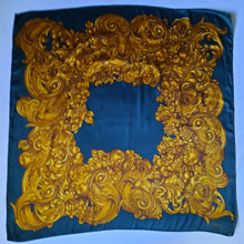Charger l'image dans la galerie, Carré de soie Chanel Lou. Volutes, roses, raisins sur fond vert émeraude. 94 X 94