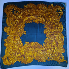 Charger l'image dans la galerie, Carré de soie Chanel Lou. Volutes, roses, raisins sur fond vert émeraude. 94 X 94