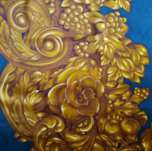 Charger l'image dans la galerie, Carré de soie Chanel Lou. Volutes, roses, raisins sur fond vert émeraude. 94 X 94