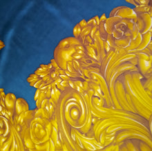 Charger l'image dans la galerie, Carré de soie Chanel Lou. Volutes, roses, raisins sur fond vert émeraude. 94 X 94