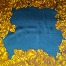 Charger l'image dans la galerie, Carré de soie Chanel Lou. Volutes, roses, raisins sur fond vert émeraude. 94 X 94