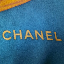 Charger l'image dans la galerie, Carré de soie Chanel Lou. Volutes, roses, raisins sur fond vert émeraude. 94 X 94