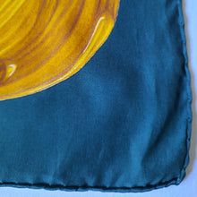 Charger l'image dans la galerie, Carré de soie Chanel Lou. Volutes, roses, raisins sur fond vert émeraude. 94 X 94