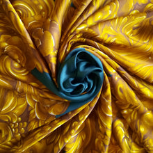Charger l'image dans la galerie, Carré de soie Chanel Lou. Volutes, roses, raisins sur fond vert émeraude. 94 X 94