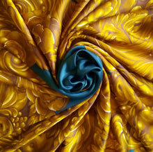 Charger l'image dans la galerie, Carré de soie Chanel Lou. Volutes, roses, raisins sur fond vert émeraude. 94 X 94
