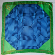 Charger l'image dans la galerie, Foulard vintage Nala - Must de Cartier. Carré de soie, diamant bleu, vert, beige. Boîte.