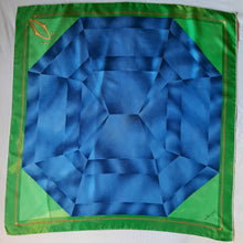 Charger l'image dans la galerie, Foulard vintage Nala - Must de Cartier. Carré de soie, diamant bleu, vert, beige. Boîte.