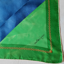 Charger l'image dans la galerie, Foulard vintage Nala - Must de Cartier. Carré de soie, diamant bleu, vert, beige. Boîte.