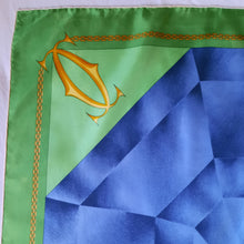 Charger l'image dans la galerie, Foulard vintage Nala - Must de Cartier. Carré de soie, diamant bleu, vert, beige. Boîte.