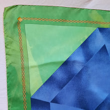 Charger l'image dans la galerie, Foulard vintage Nala - Must de Cartier. Carré de soie, diamant bleu, vert, beige. Boîte.