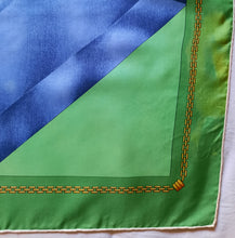Charger l'image dans la galerie, Foulard vintage Nala - Must de Cartier. Carré de soie, diamant bleu, vert, beige. Boîte.