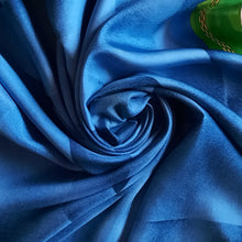 Charger l'image dans la galerie, Foulard vintage Nala - Must de Cartier. Carré de soie, diamant bleu, vert, beige. Boîte.