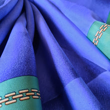 Charger l'image dans la galerie, Foulard vintage Nala - Must de Cartier. Carré de soie, diamant bleu, vert, beige. Boîte.