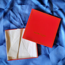 Charger l'image dans la galerie, Foulard vintage Nala - Must de Cartier. Carré de soie, diamant bleu, vert, beige. Boîte.