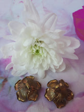 Charger l'image dans la galerie, Boucles d'oreille anciennes Kitty - Fleurs bleues. A clip