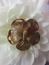 Charger l'image dans la galerie, Boucles d'oreille anciennes Kitty - Fleurs bleues. A clip