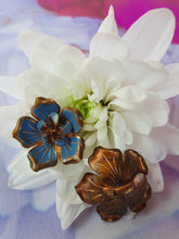 Charger l'image dans la galerie, Boucles d'oreille anciennes Kitty - Fleurs bleues. A clip