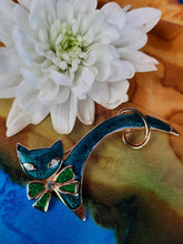 Charger l'image dans la galerie, Broche ancienne Dinah - Chat vert émaillé et strass.