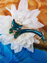 Charger l'image dans la galerie, Broche ancienne Dinah - Chat vert émaillé et strass.