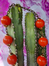 Charger l'image dans la galerie, Collier ancien Yzma - Grosses boules oranges et maille dorée.